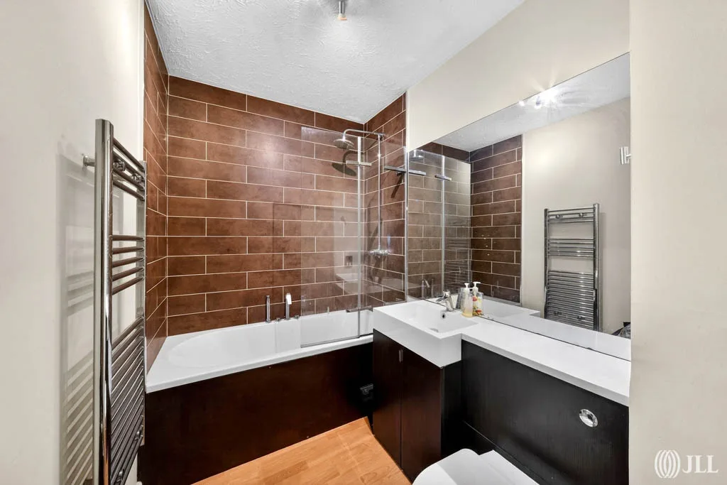 Flat Wheat Sheaf Close in Greater London