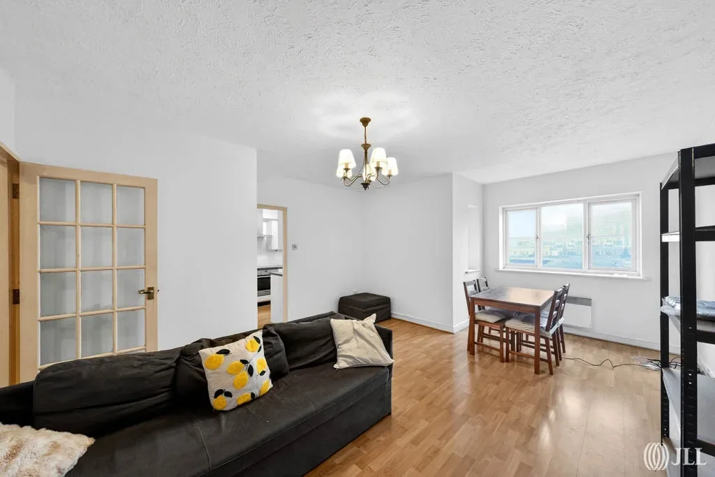 Flat Wheat Sheaf Close in Greater London