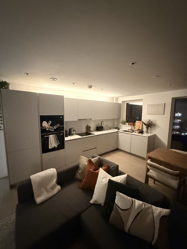 Room Wyndham Road in Greater London