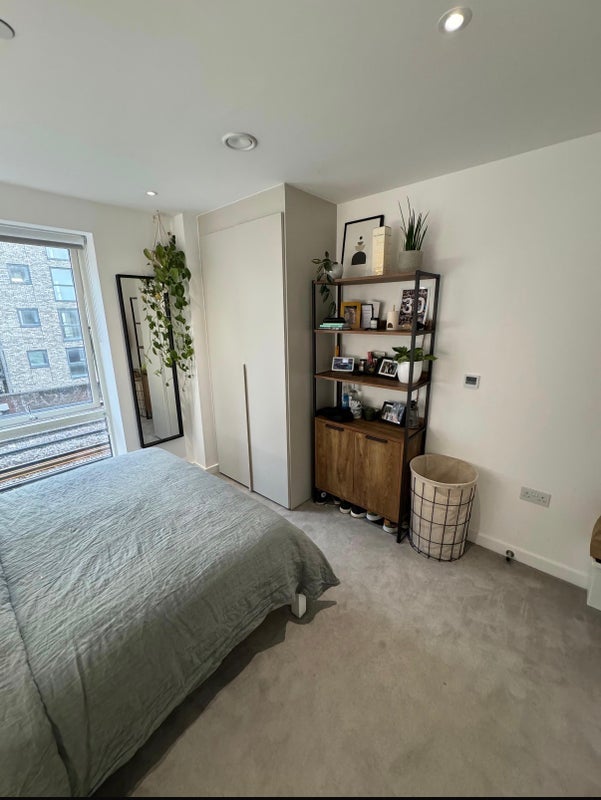 Room Wyndham Road in Greater London