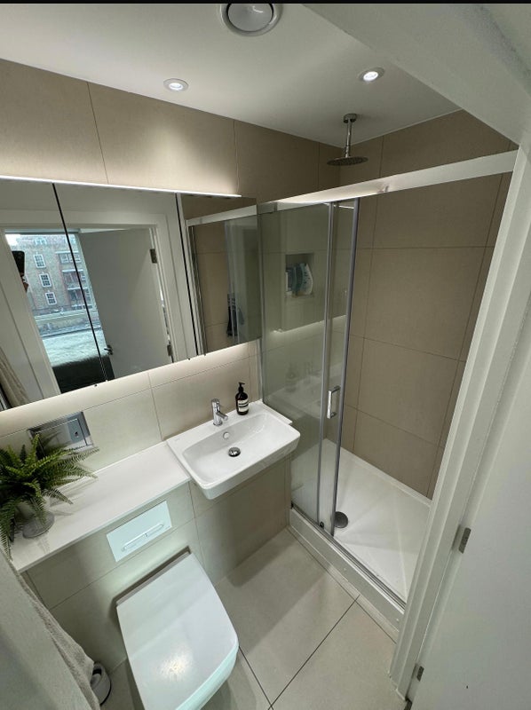 Room Wyndham Road in Greater London