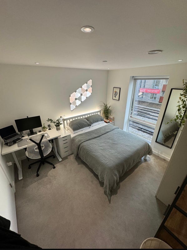 Room Wyndham Road in Greater London