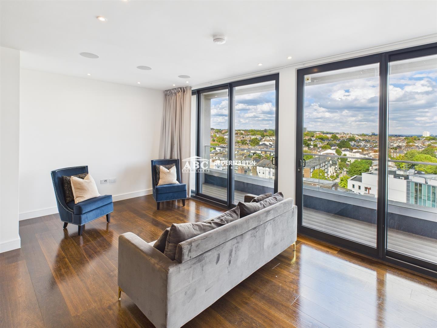 Flat Finchley Road in Greater London