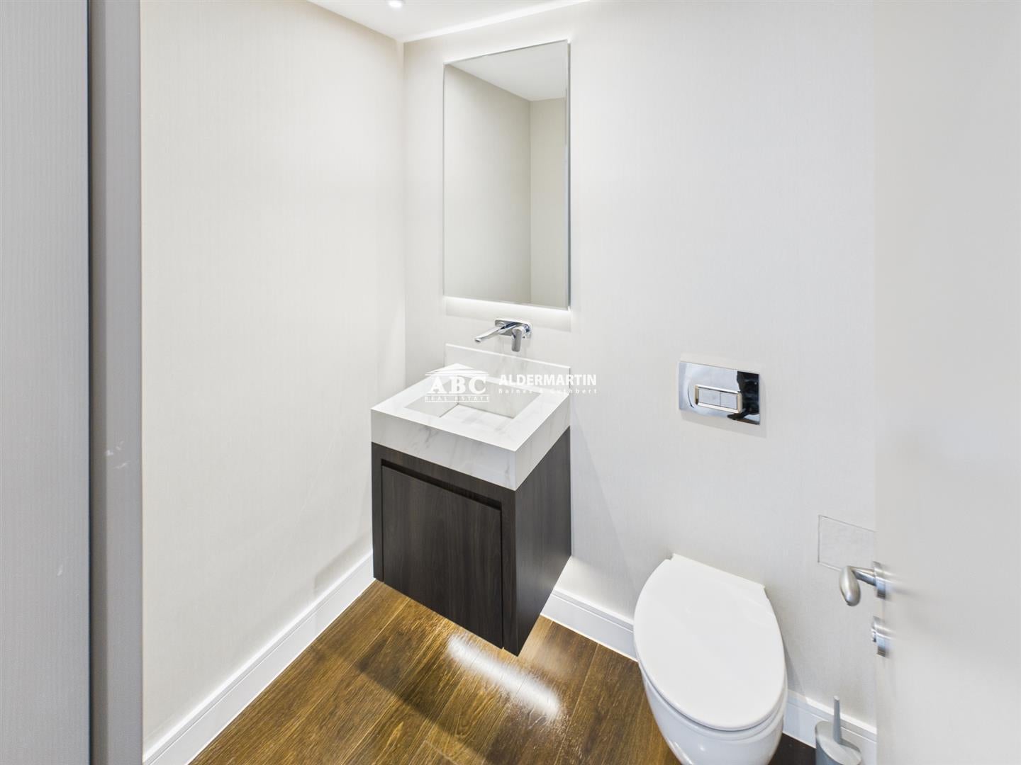 Flat Finchley Road in Greater London