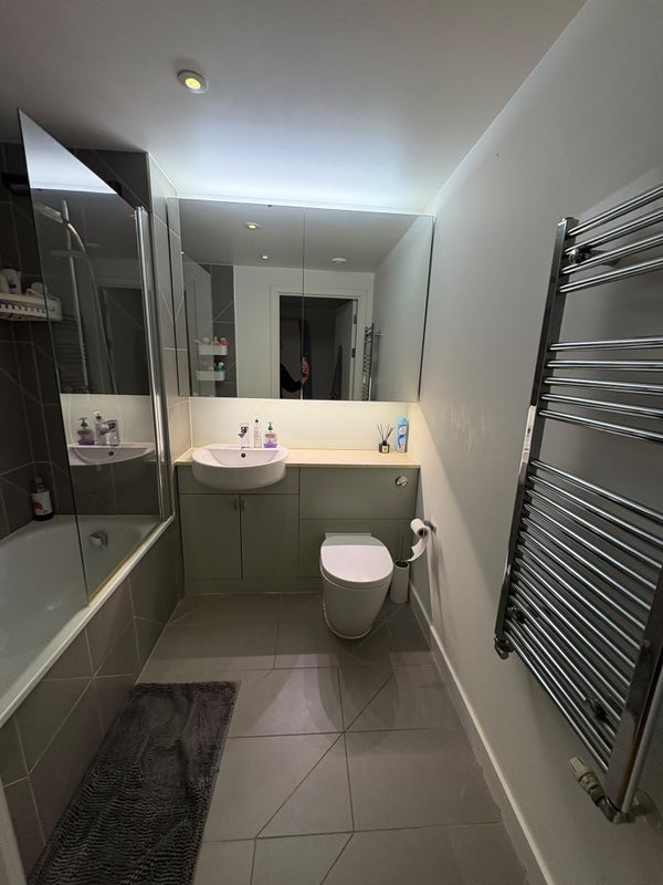 Room Mirabelle Gardens in Greater London