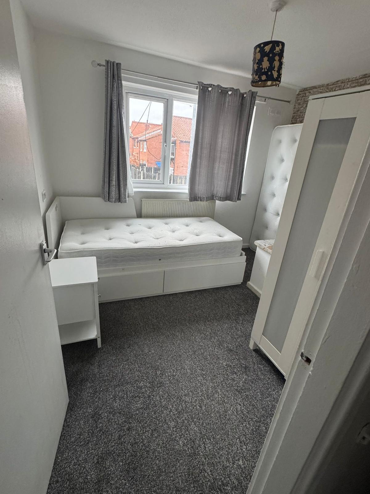 Flat Cumbrae Gardens in Salford