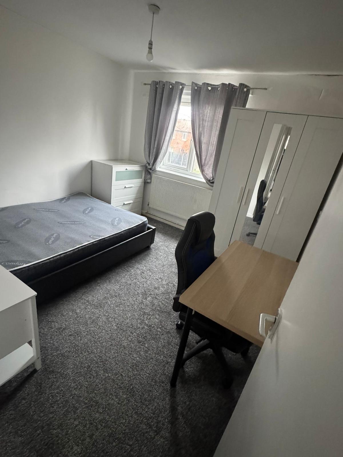 Flat Cumbrae Gardens in Salford