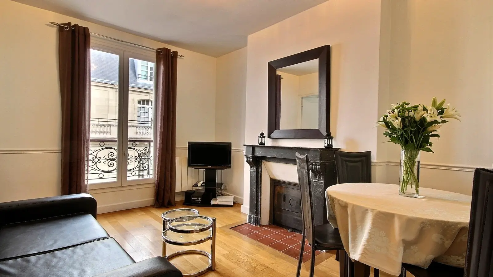 Flat Rue de l'Amiral Hamelin in Paris