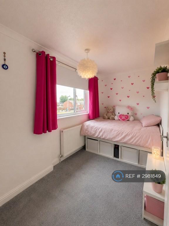House Elm Park Close in Dunstable
