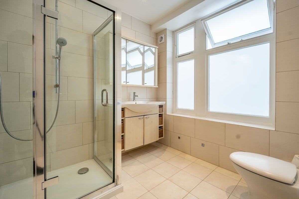 Flat Iverna Court in Greater London