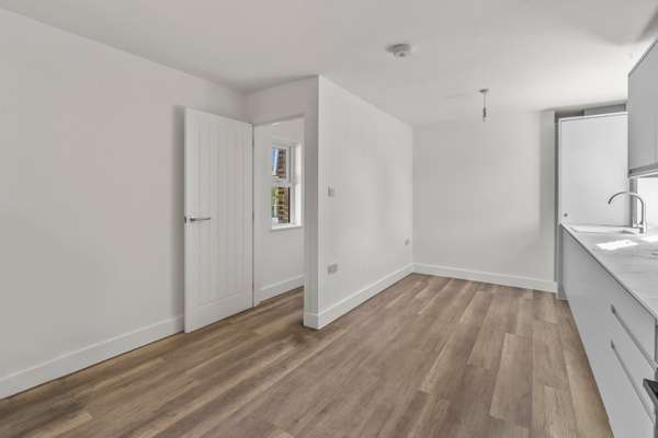 Flat Chatsworth Place in Greater London