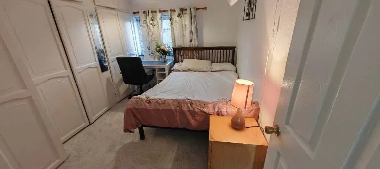 Room Firtree Avenue in Greater London