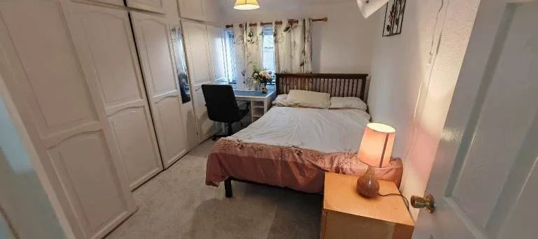 Room Firtree Avenue in Greater London