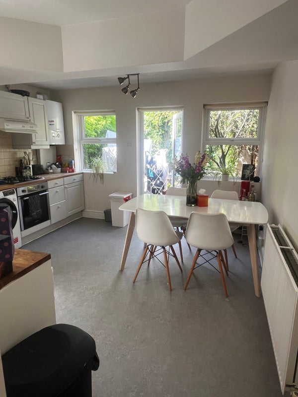 Room Elspeth Road in Greater London