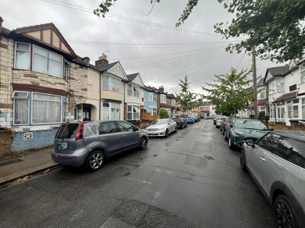 Flat Church Lane in Greater London