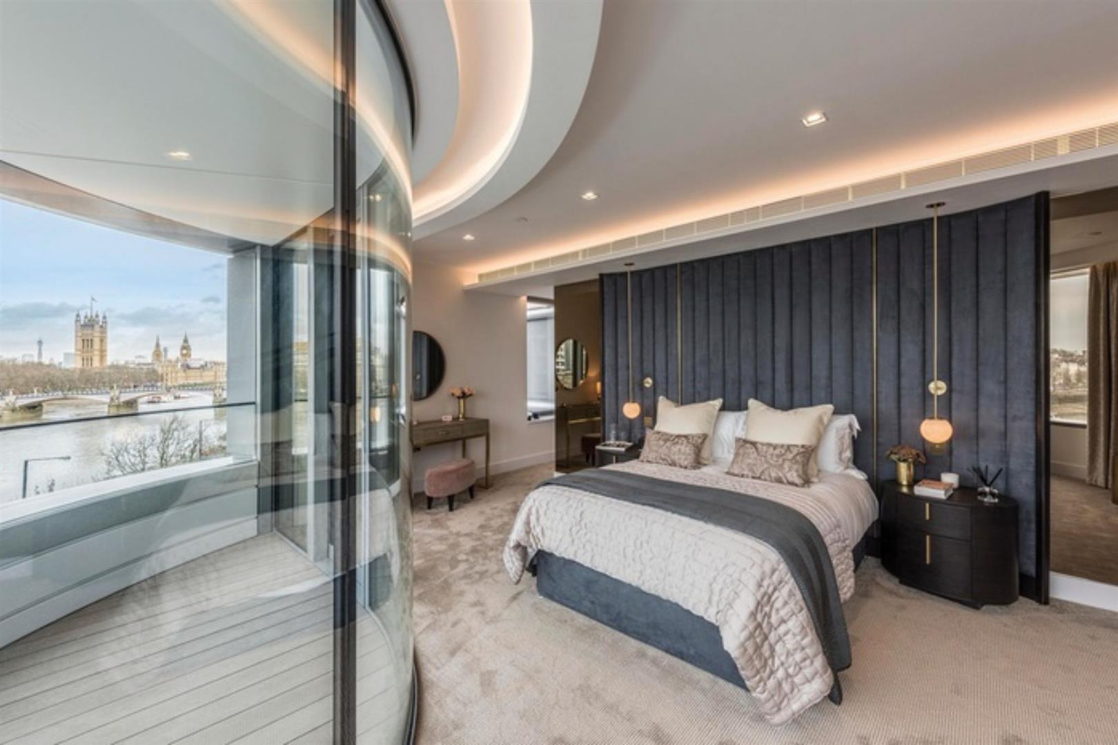 Flat Albert Embankment in Greater London