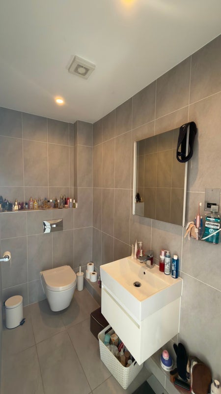 Room Kings Avenue in Greater London