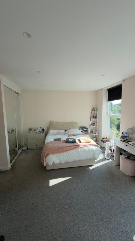 Room Kings Avenue in Greater London