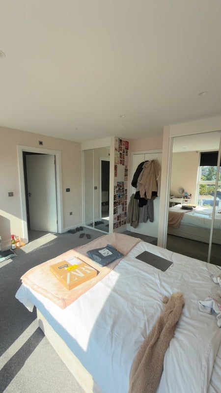 Room Kings Avenue in Greater London
