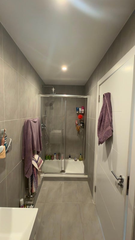 Room Kings Avenue in Greater London