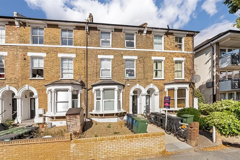 Flat Endwell Road in Greater London