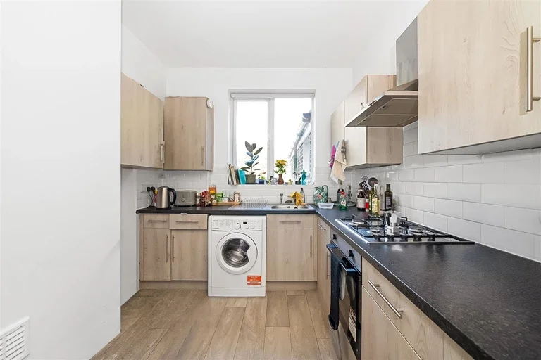 Flat Endwell Road in Greater London