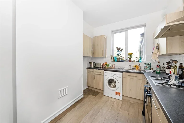 Flat Endwell Road in Greater London