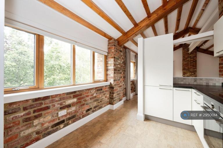 Flat Horsham Road in Waverley