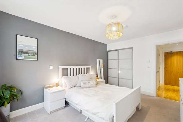 Flat Streatham High Road in Greater London