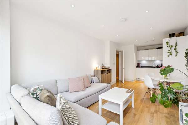 Flat Streatham High Road in Greater London