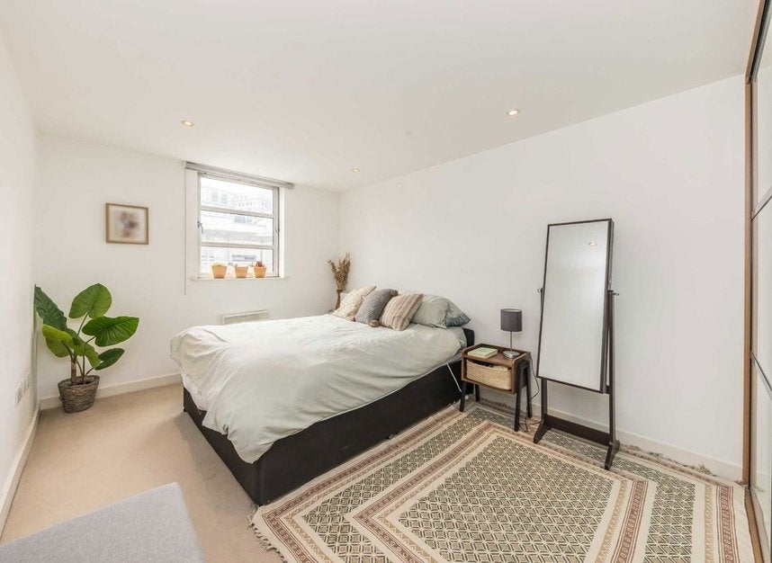 Flat Leyden Street in Greater London