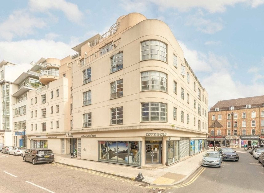 Flat Leyden Street in Greater London