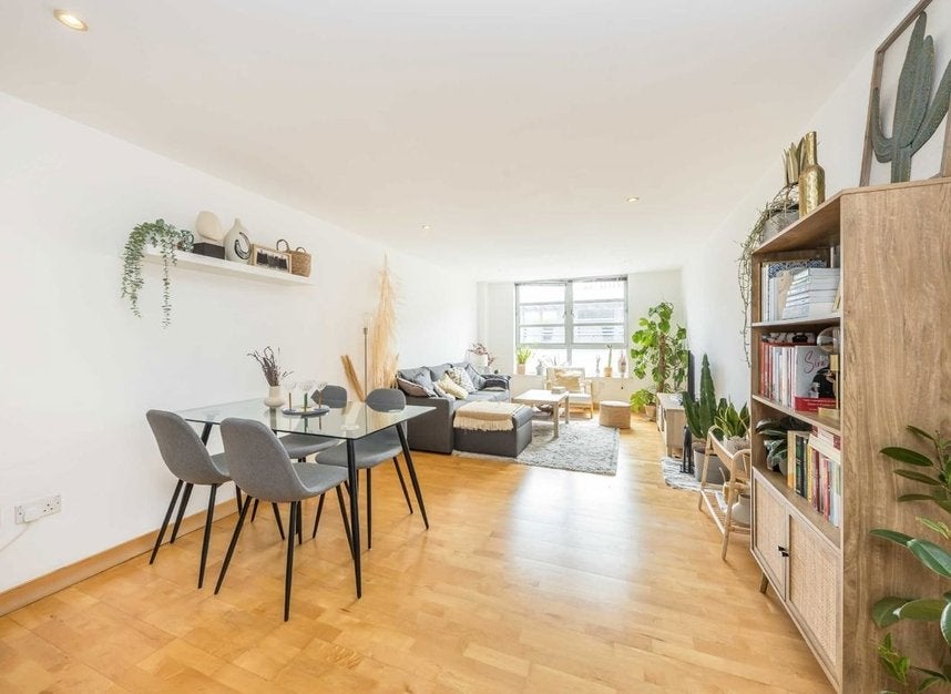 Flat Leyden Street in Greater London