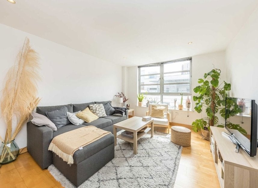 Flat Leyden Street in Greater London