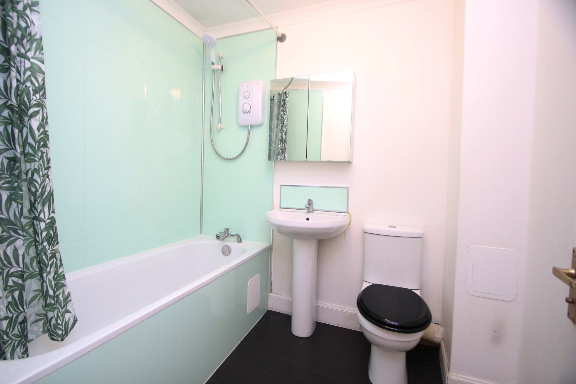 Flat Walmer Crescent in Glasgow