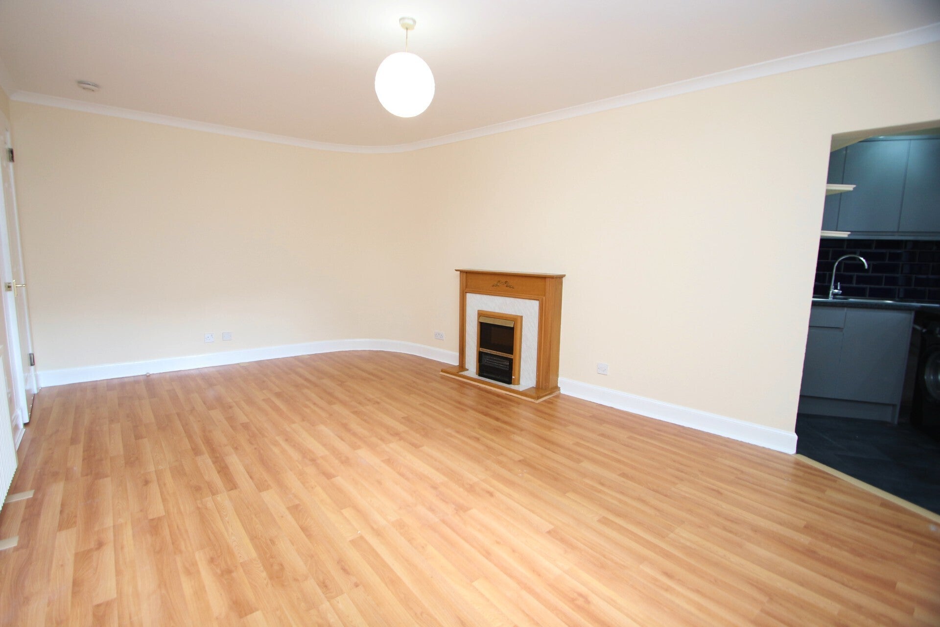Flat Walmer Crescent in Glasgow