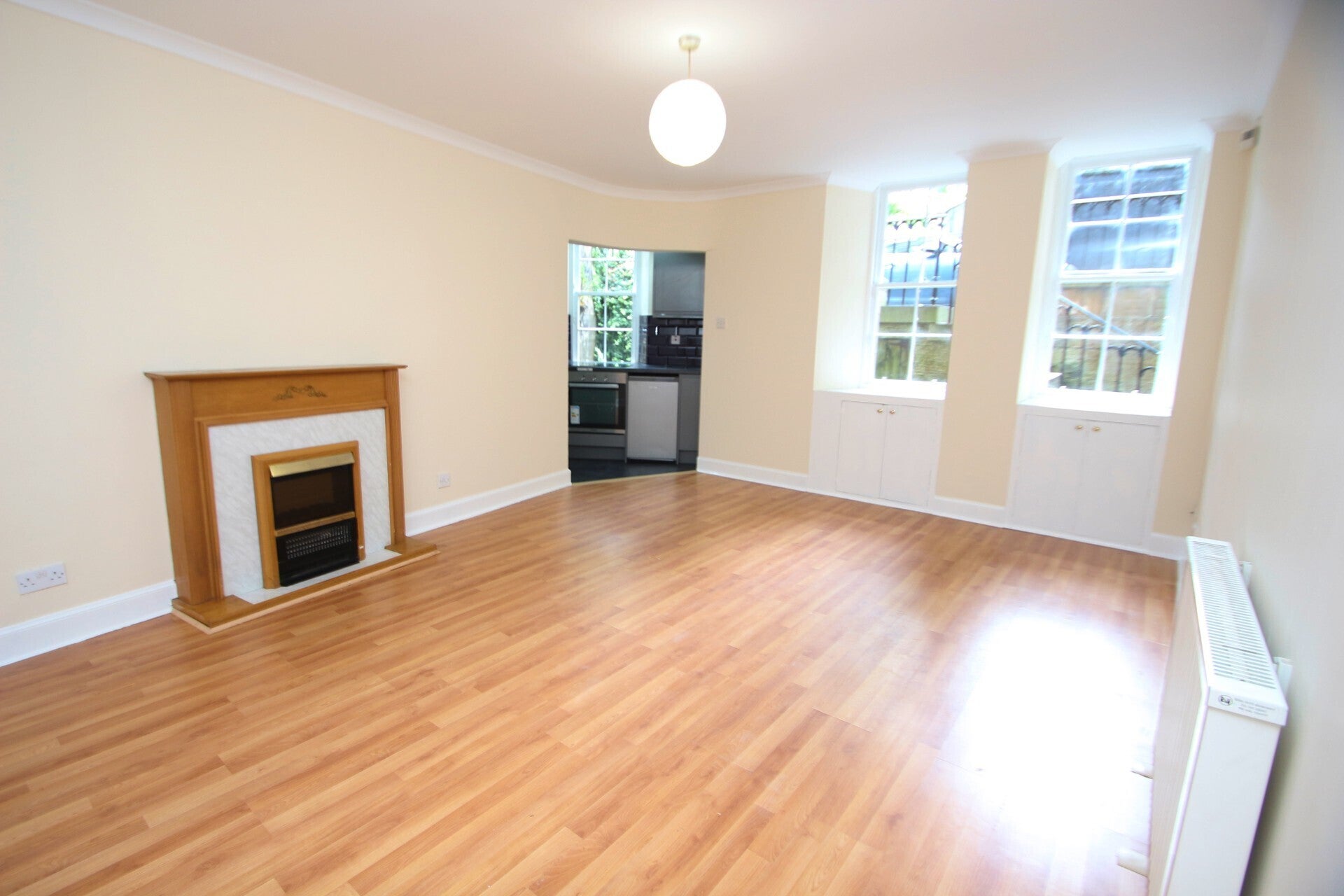 Flat Walmer Crescent in Glasgow