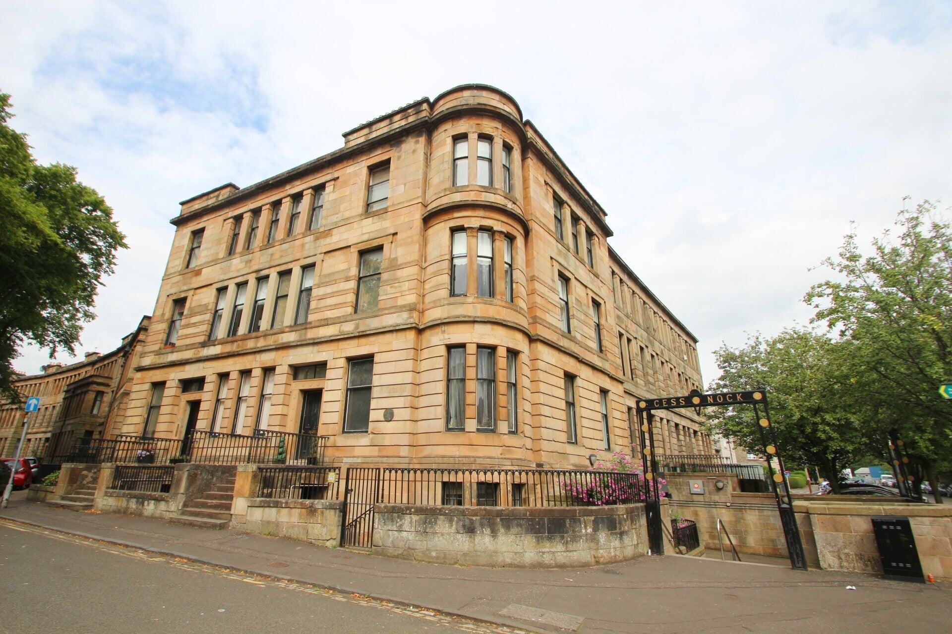 Flat Walmer Crescent in Glasgow