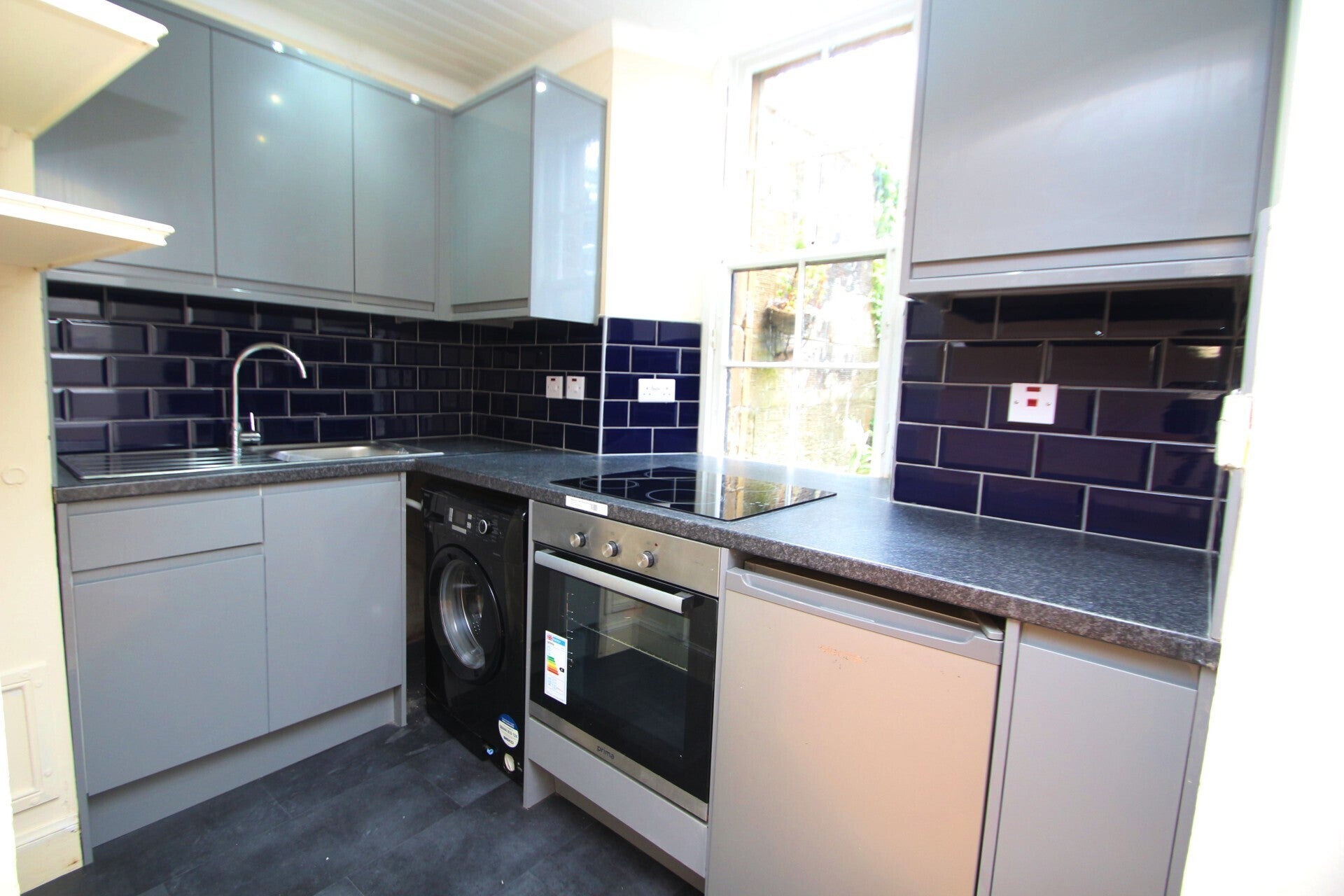 Flat Walmer Crescent in Glasgow