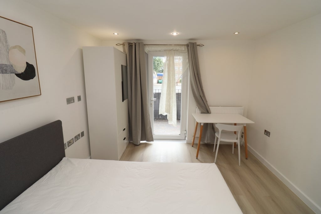 Room Globe Road in Greater London