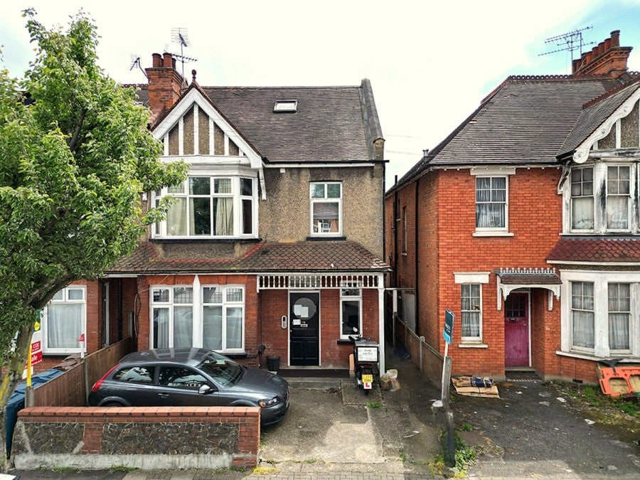 Flat Hindes Road in Greater London