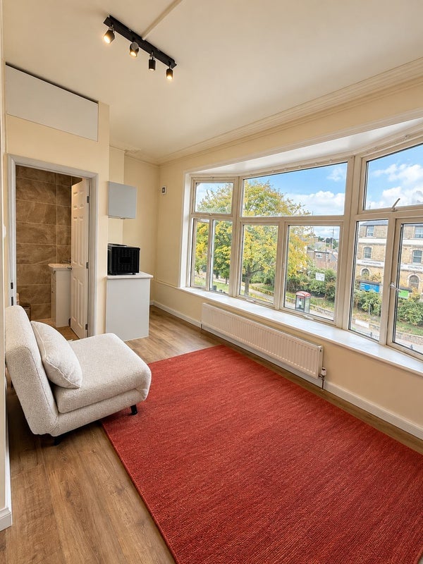 Room High Street in Greater London
