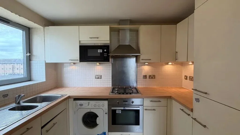 Flat Warrior Close in Greater London
