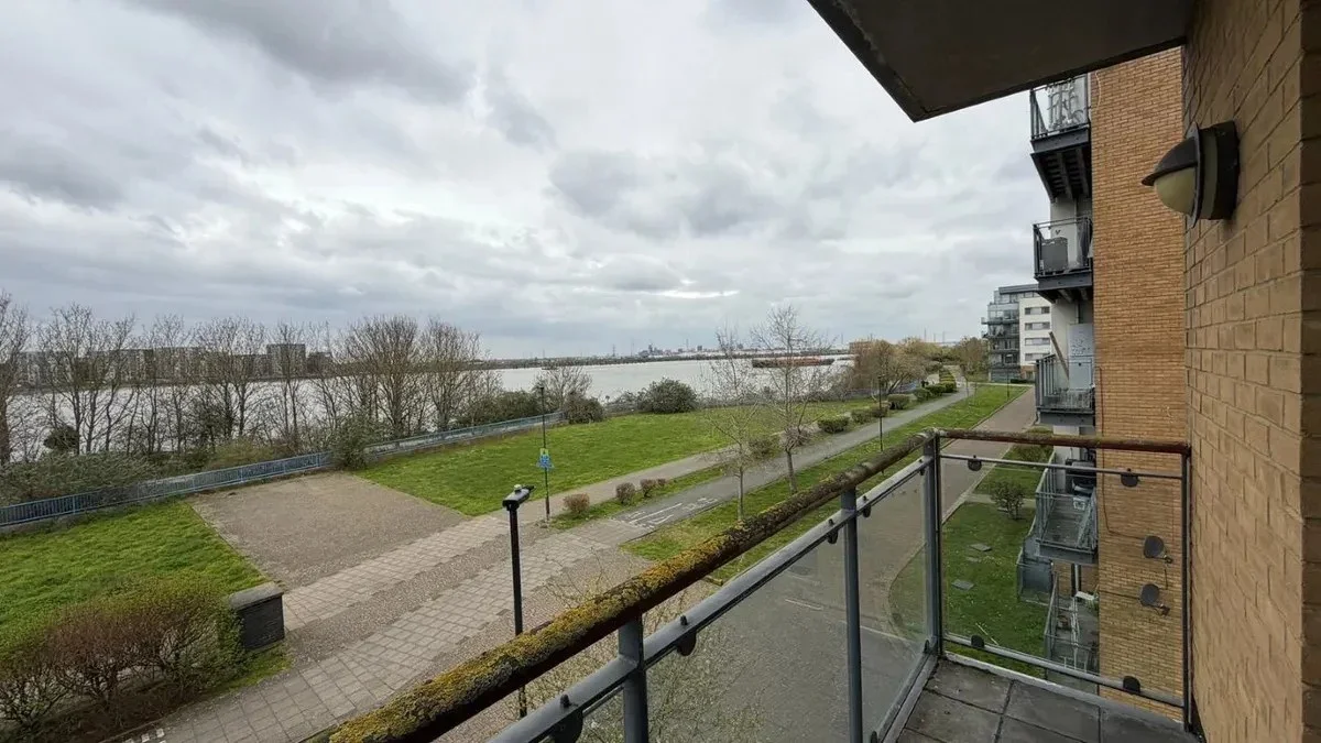 Flat Warrior Close in Greater London