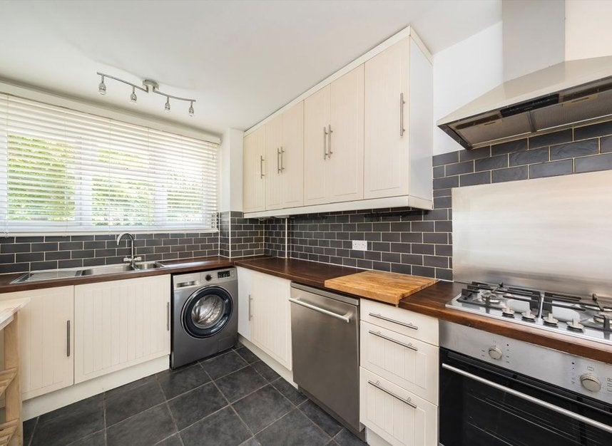 Flat Putney Hill in Greater London