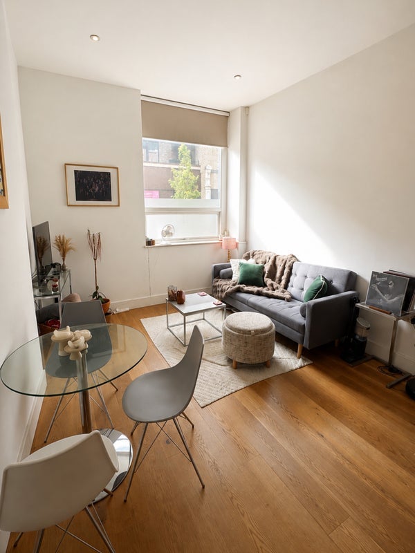 Room Manor Place in Greater London