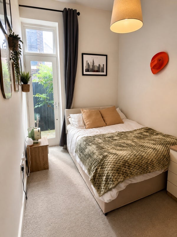 Room Manor Place in Greater London