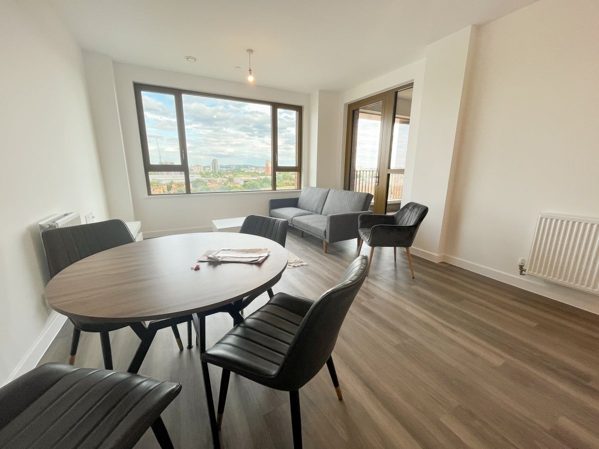 Flat Ilderton Road in Greater London