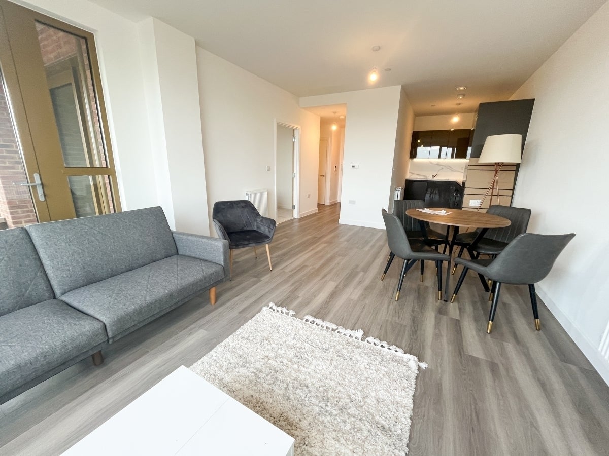 Flat Ilderton Road in Greater London