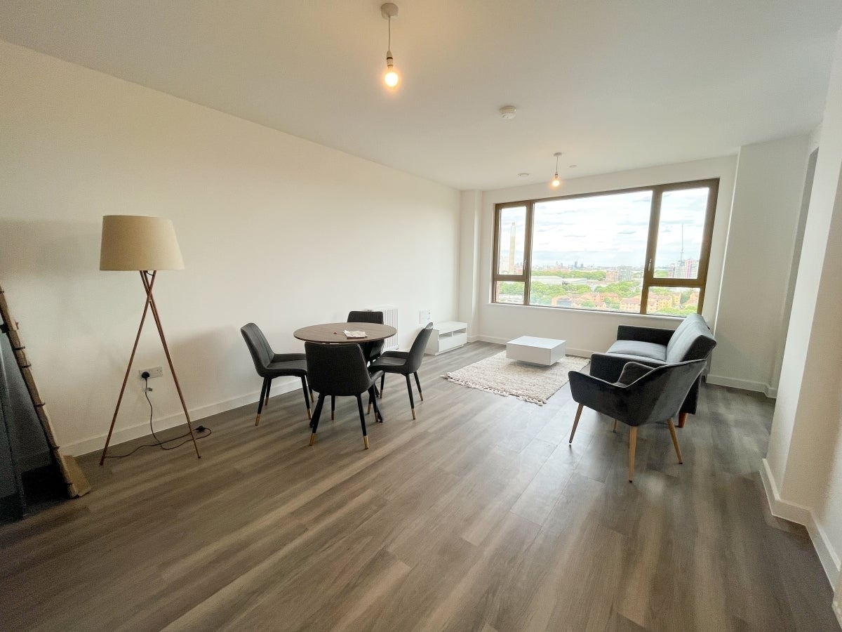 Flat Ilderton Road in Greater London